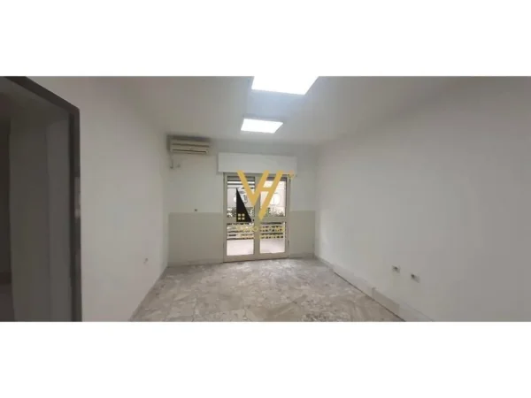 Tirane, jepet me qera ambjent biznesi Kati 1, 37 m² 550 € (MYSLYM SHYRI)