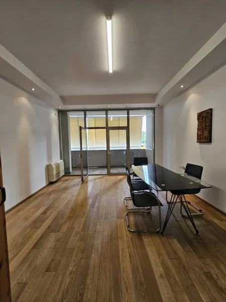 Tirane, jepet me qera zyre Kati 4, 131 m² 1850€ (blloku)