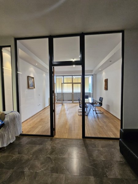 Tirane, jepet me qera zyre Kati 4, 131 m² 1850€ (blloku)