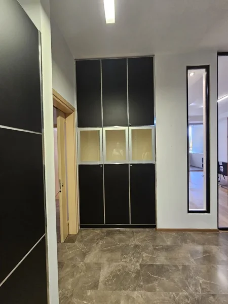 Tirane, jepet me qera zyre Kati 4, 131 m² 1850€ (blloku)