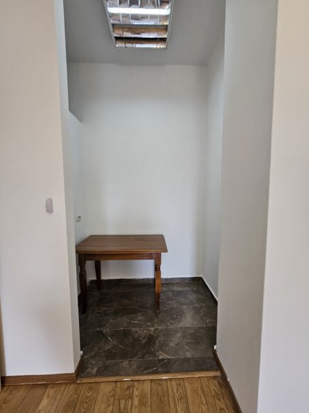 Tirane, jepet me qera zyre Kati 4, 131 m² 1850€ (blloku)