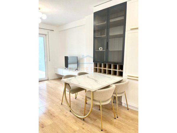 Tirane, jepet me qera apartament 1+1+Ballkon Kati 1, 59 m² 500 € (Unaza e Re)