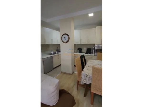 Tirane, shitet apartament 2+1 Kati 2, 85 m² 139.000 € (Rruga 5 Maji)