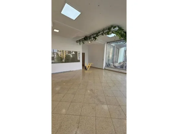 Tirane, jepet me qera zyre Kati 1, 137 m² 900 € (KODRA E DIELLIT)