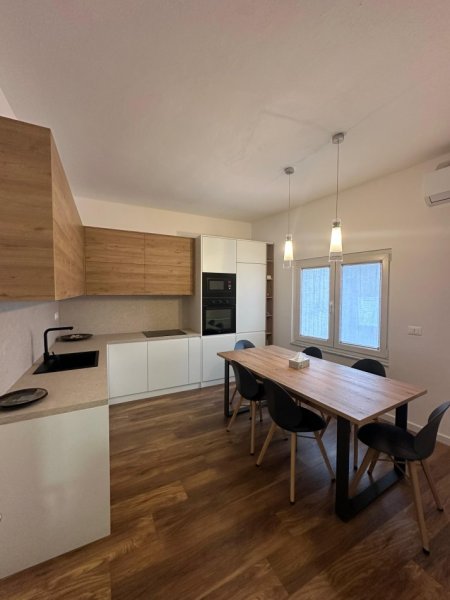 Tirane, jepet me qera apartament 2+1+Ballkon Kati 2, 100 m² 800 € (Selvia)