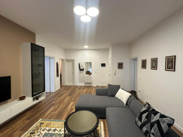 Tirane, jepet me qera apartament 2+1+Ballkon Kati 2, 100 m² 800 € (Selvia)