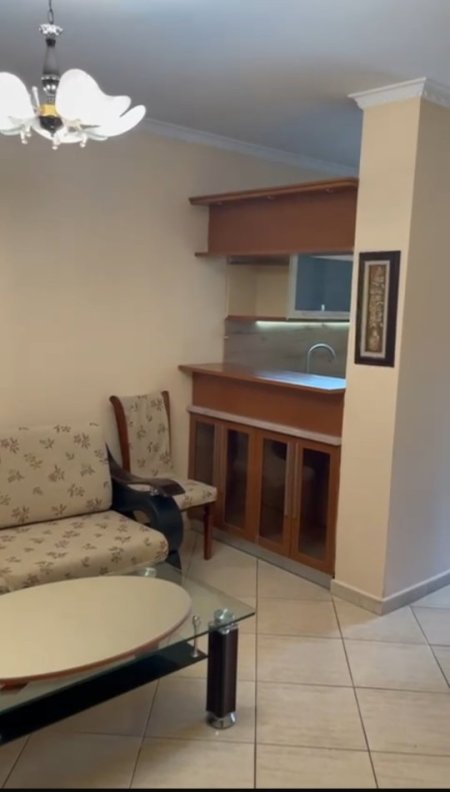 Tirane, jepet me qera apartament 1+1+Ballkon Kati 2, 70 m² 500 € (Selvia, pazari i ri)