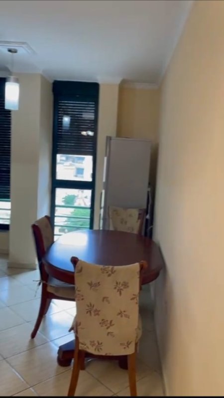 Tirane, jepet me qera apartament 1+1+Ballkon Kati 2, 70 m² 500 € (Selvia, pazari i ri)
