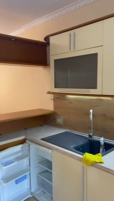 Tirane, jepet me qera apartament 1+1+Ballkon Kati 2, 70 m² 500 € (Selvia, pazari i ri)