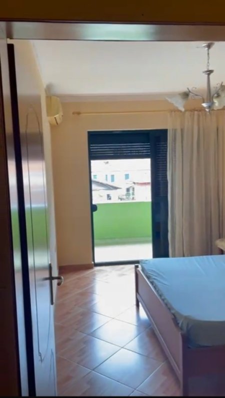 Tirane, jepet me qera apartament 1+1+Ballkon Kati 2, 70 m² 500 € (Selvia, pazari i ri)