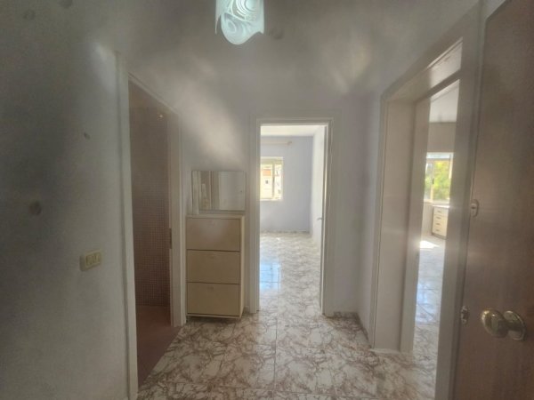 Tirane,Shitet Apartament i mirëmbajtur, i pa mobiluar, i tipit 1+1me ballkon, në katin 3-të, sipërfaqe 60 m², Cmimi 12'000'000 Lekë, në pallat ri 7-kate, zonën e Brrrylit, 20m nga Stacioni Unazës/Lana, blv.Zhan D’Ark /afer Min.Jashtme/Avokat Populli, 5-minuta këmbë nga qendra e Tiranës)