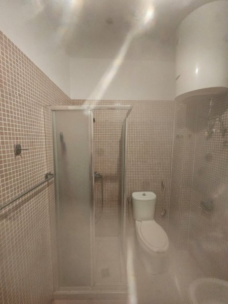Tirane,Shitet Apartament i mirëmbajtur, i pa mobiluar, i tipit 1+1me ballkon, në katin 3-të, sipërfaqe 60 m², Cmimi 12'000'000 Lekë, në pallat ri 7-kate, zonën e Brrrylit, 20m nga Stacioni Unazës/Lana, blv.Zhan D’Ark /afer Min.Jashtme/Avokat Populli, 5-minuta këmbë nga qendra e Tiranës)