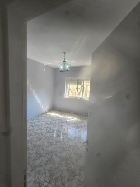 Tirane,Shitet Apartament i mirëmbajtur, i pa mobiluar, i tipit 1+1me ballkon, në katin 3-të, sipërfaqe 60 m², Cmimi 12'000'000 Lekë, në pallat ri 7-kate, zonën e Brrrylit, 20m nga Stacioni Unazës/Lana, blv.Zhan D’Ark /afer Min.Jashtme/Avokat Populli, 5-minuta këmbë nga qendra e Tiranës)