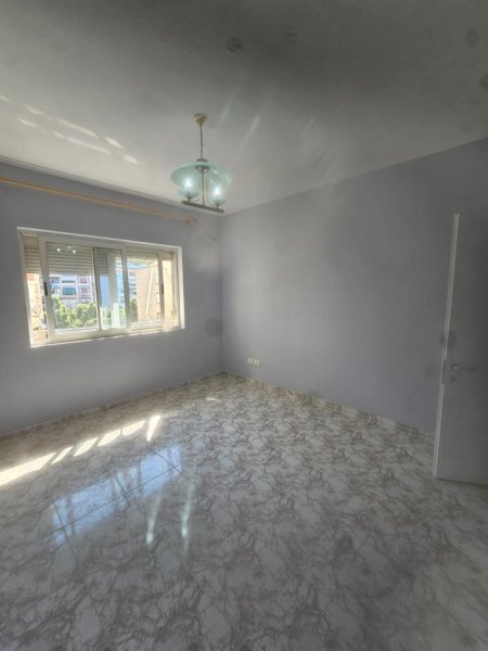 Tirane,Shitet Apartament i mirëmbajtur, i pa mobiluar, i tipit 1+1me ballkon, në katin 3-të, sipërfaqe 60 m², Cmimi 12'000'000 Lekë, në pallat ri 7-kate, zonën e Brrrylit, 20m nga Stacioni Unazës/Lana, blv.Zhan D’Ark /afer Min.Jashtme/Avokat Populli, 5-minuta këmbë nga qendra e Tiranës)