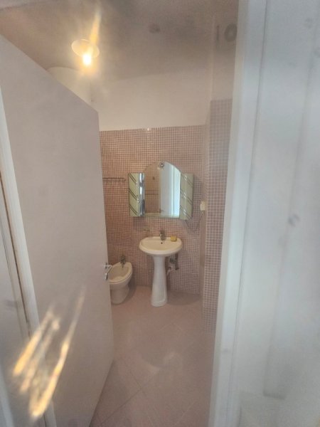 Tirane,Shitet Apartament i mirëmbajtur, i pa mobiluar, i tipit 1+1me ballkon, në katin 3-të, sipërfaqe 60 m², Cmimi 12'000'000 Lekë, në pallat ri 7-kate, zonën e Brrrylit, 20m nga Stacioni Unazës/Lana, blv.Zhan D’Ark /afer Min.Jashtme/Avokat Populli, 5-minuta këmbë nga qendra e Tiranës)