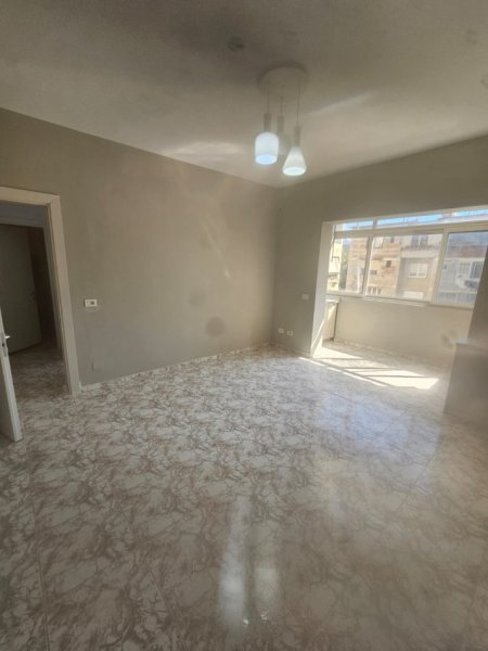 Tirane,Shitet Apartament i mirëmbajtur, i pa mobiluar, i tipit 1+1me ballkon, në katin 3-të, sipërfaqe 60 m², Cmimi 12'000'000 Lekë, në pallat ri 7-kate, zonën e Brrrylit, 20m nga Stacioni Unazës/Lana, blv.Zhan D’Ark /afer Min.Jashtme/Avokat Populli, 5-minuta këmbë nga qendra e Tiranës)