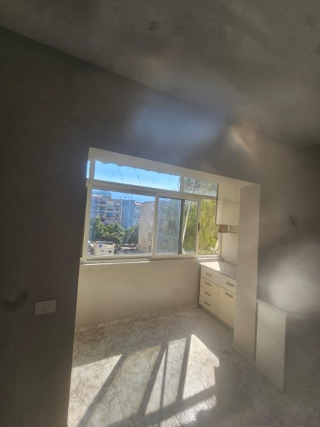 Tirane,Shitet Apartament i mirëmbajtur, i pa mobiluar, i tipit 1+1me ballkon, në katin 3-të, sipërfaqe 60 m², Cmimi 12'000'000 Lekë, në pallat ri 7-kate, zonën e Brrrylit, 20m nga Stacioni Unazës/Lana, blv.Zhan D’Ark /afer Min.Jashtme/Avokat Populli, 5-minuta këmbë nga qendra e Tiranës)