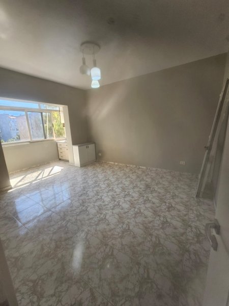 Tirane,Shitet Apartament i mirëmbajtur, i pa mobiluar, i tipit 1+1me ballkon, në katin 3-të, sipërfaqe 60 m², Cmimi 12'000'000 Lekë, në pallat ri 7-kate, zonën e Brrrylit, 20m nga Stacioni Unazës/Lana, blv.Zhan D’Ark /afer Min.Jashtme/Avokat Populli, 5-minuta këmbë nga qendra e Tiranës)