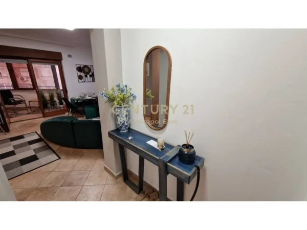 Tirane, jepet me qera apartament 2+1 Kati 4, 80 m² 750 € (9 kateshet)
