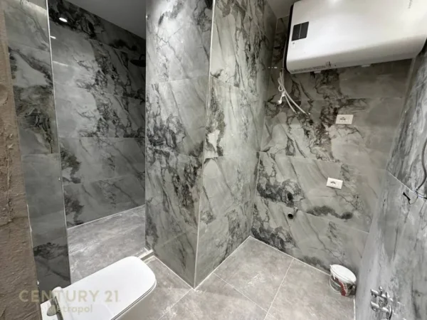 Tirane, jepet me qera apartament 1+1 Kati 2, 65 m² 600 € (Zogu Zi)