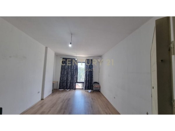 Tirane, jepet me qera apartament 1+1 Kati 1, 26 m² 300 € (Farmacia 10)