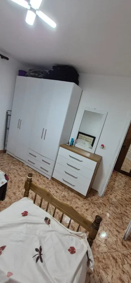 Tirane, jepet me qera apartament 1+1 Kati 1, 50 m² 400 € (Fakulteti i Mjeksise)