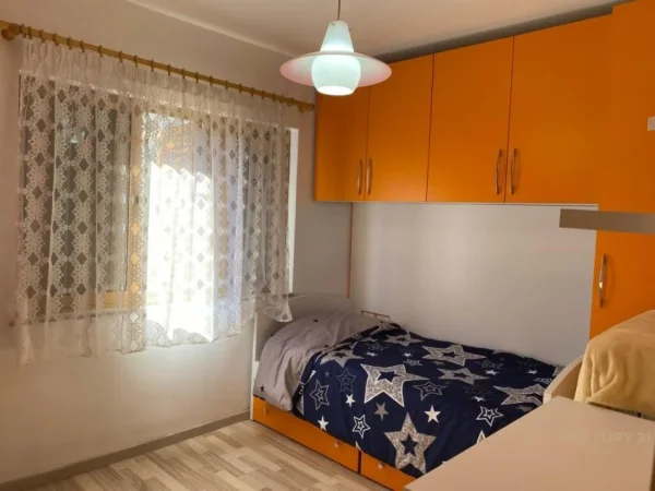 Tirane, jepet me qera apartament 3+1 Kati 4, 90 m² 800 € (Rruga e Elbasanit)
