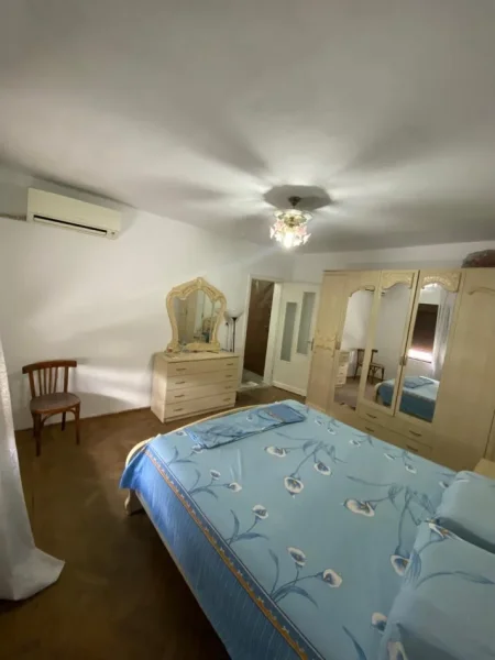 Tirane, jepet me qera apartament 1+1 Kati 3, 50 m² 390 € (Shkolla e Bashkuar)