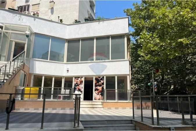 Tirane, jepet me qera ambjent biznesi Kati 2, 210 m² 700 € (e Don Bosko)