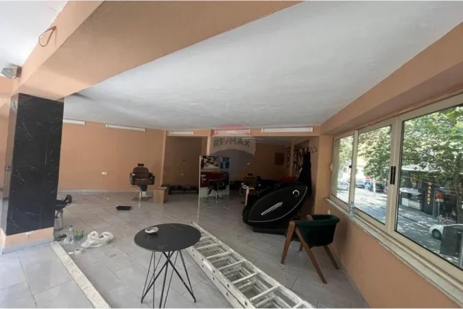 Tirane, jepet me qera ambjent biznesi Kati 2, 210 m² 700 € (e Don Bosko)