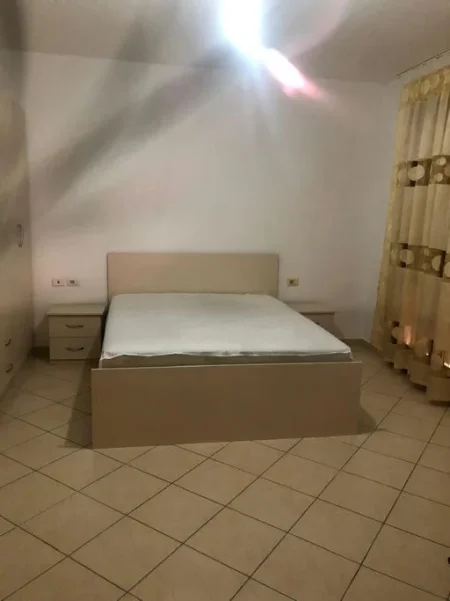Tirane, jepet me qera apartament 1+1+Ballkon Kati 3, 50 m² 500 € (Rruga "Peti")