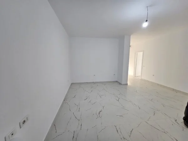 Tirane, jepet me qera zyre Kati 3, 92 m² 850 € (KAFE FLORA)