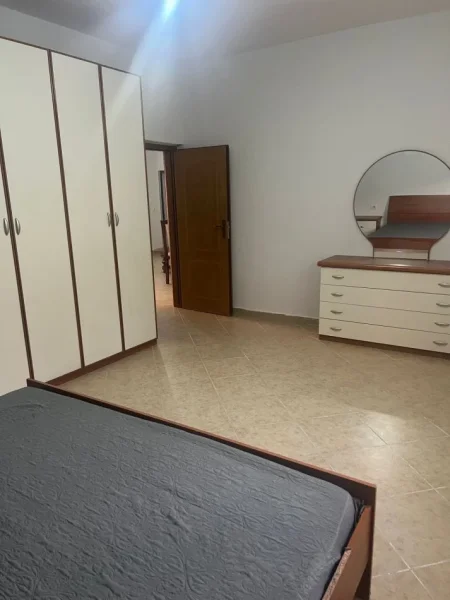 Tirane, jepet me qera apartament 2+1 Kati 1, 80 m² 500 € 