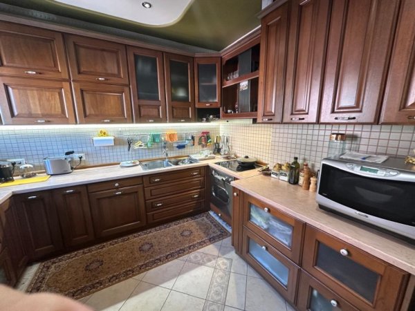 Tirane, jepet me qera apartament 3+1 Kati 7, 200 m² 3.000 €