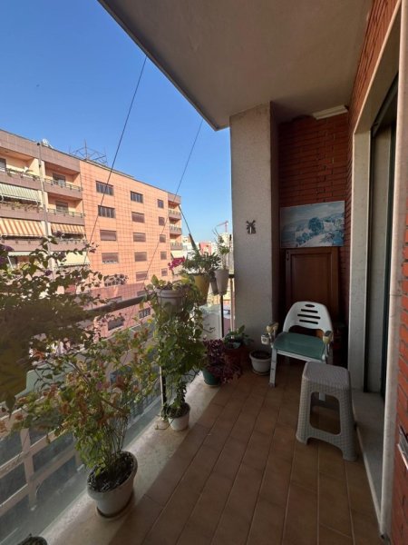 Tirane, jepet me qera apartament 3+1 Kati 7, 200 m² 3.000 €