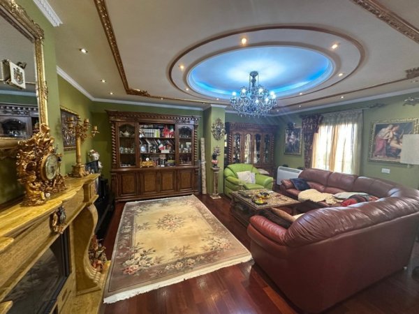 Tirane, jepet me qera apartament 3+1 Kati 7, 200 m² 3.000 €