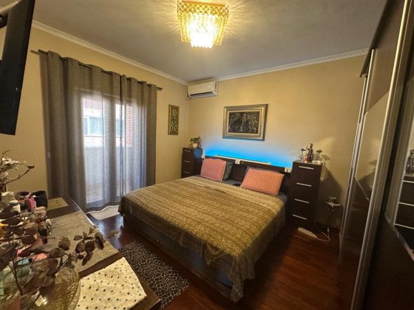 Tirane, jepet me qera apartament 3+1 Kati 7, 200 m² 3.000 €