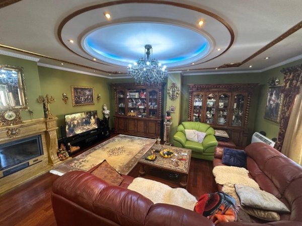 Tirane, jepet me qera apartament 3+1 Kati 7, 200 m² 3.000 €