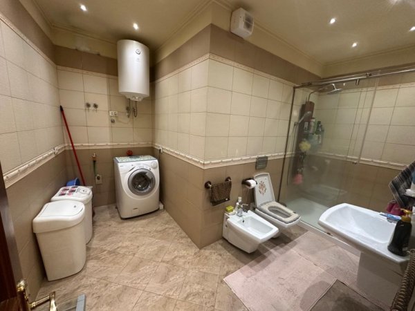 Tirane, jepet me qera apartament 3+1 Kati 7, 200 m² 3.000 €