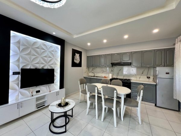 Tirane, jepet me qera shtepi Kati 1, 80 m² 750 € (Shtëpi Private me Oborr tek Ish -Dogana)