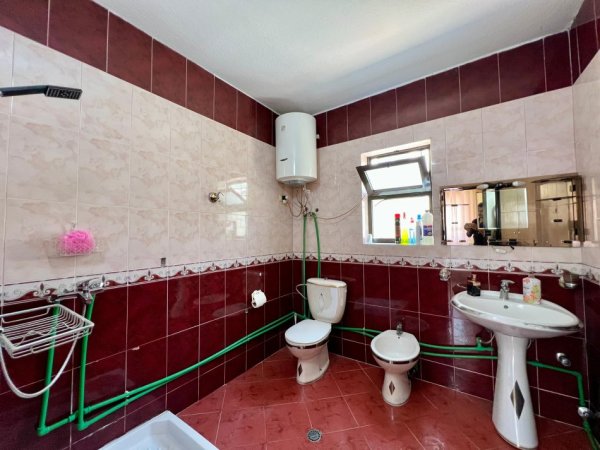 Tirane, jepet me qera shtepi Kati 1, 80 m² 750 € (Shtëpi Private me Oborr tek Ish -Dogana)