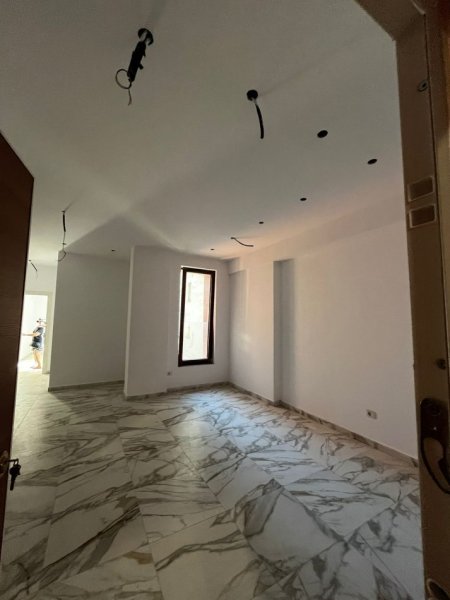 Tirane, jepet me qera ambjent biznesi Kati 1, 79 m² 1.500 € 