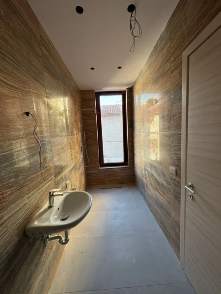 Tirane, jepet me qera ambjent biznesi Kati 1, 50 m² 1.000 € 