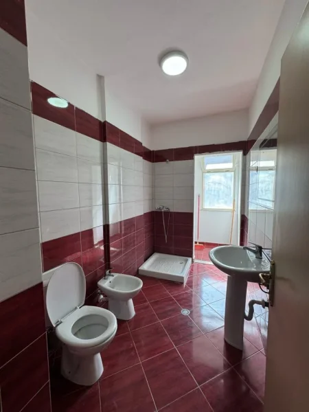 Tirane, jepet me qera apartament 2+1 Kati 3, 110 m² 550 € (Teodor keko)