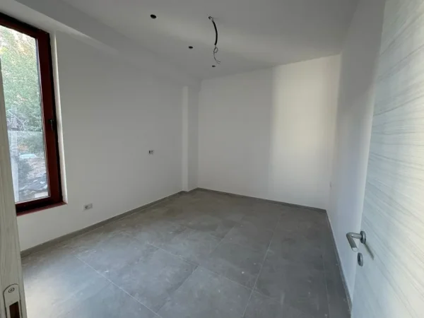 Tirane, jepet me qera ambjent biznesi Kati 1, 50 m² 1.000 € 