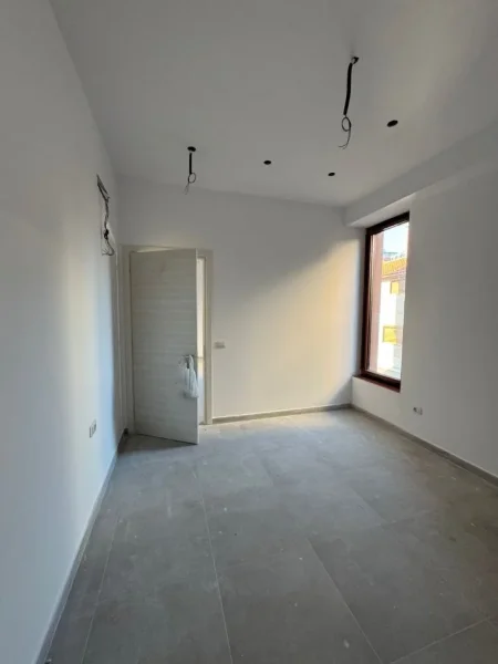 Tirane, jepet me qera ambjent biznesi Kati 1, 50 m² 1.000 € 