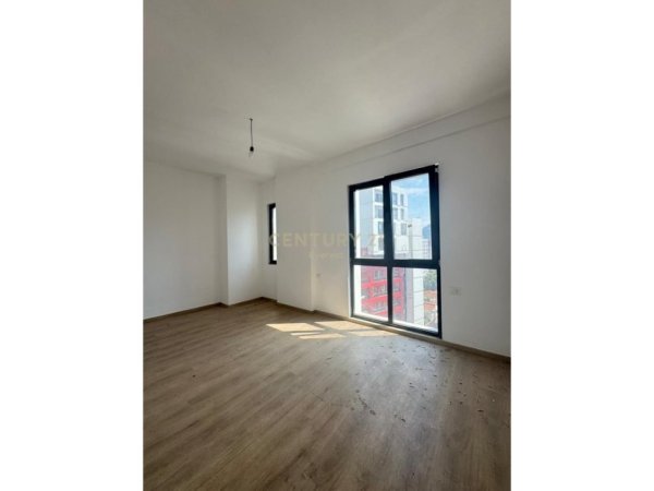 Tirane, shes apartament 2+1 Kati 8, 93 m² 271.000 € (Faermacia 10,kompleksi Arlis)