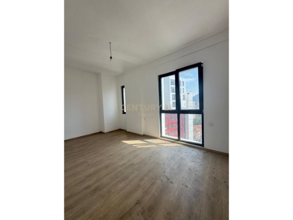 Tirane, shes apartament 2+1 Kati 8, 93 m² 271.000 € (Faermacia 10,kompleksi Arlis)