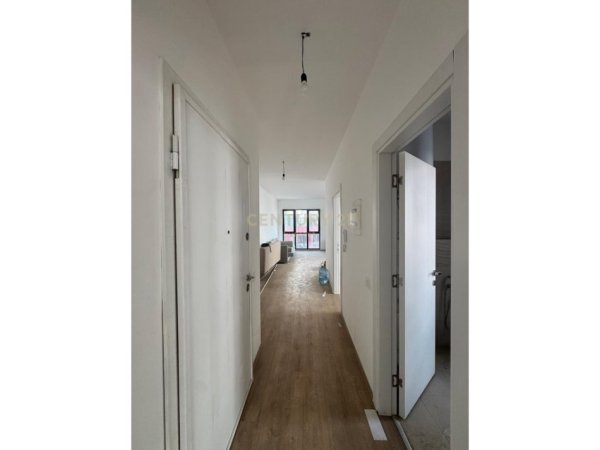 Tirane, shes apartament 2+1 Kati 8, 93 m² 271.000 € (Faermacia 10,kompleksi Arlis)