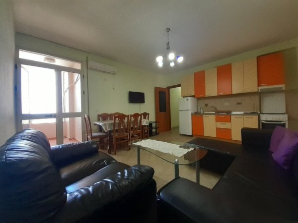 Qerret, jepet me qera apartament 2+1+Ballkon Kati 2, 85 m² 60 € (Rruga e Fshatrave Turistike)